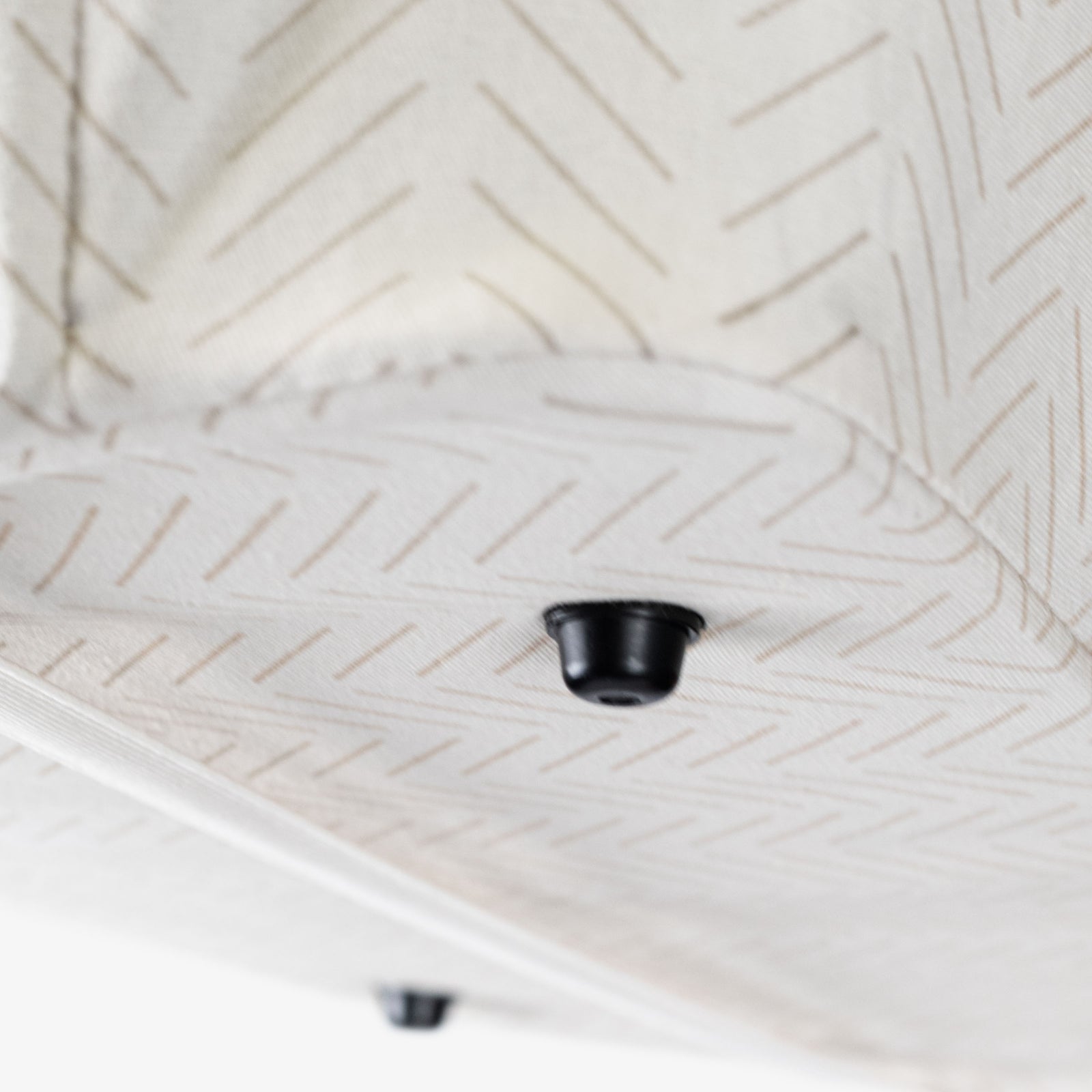 Close up collapsible laundry basket LUXE with button foot
