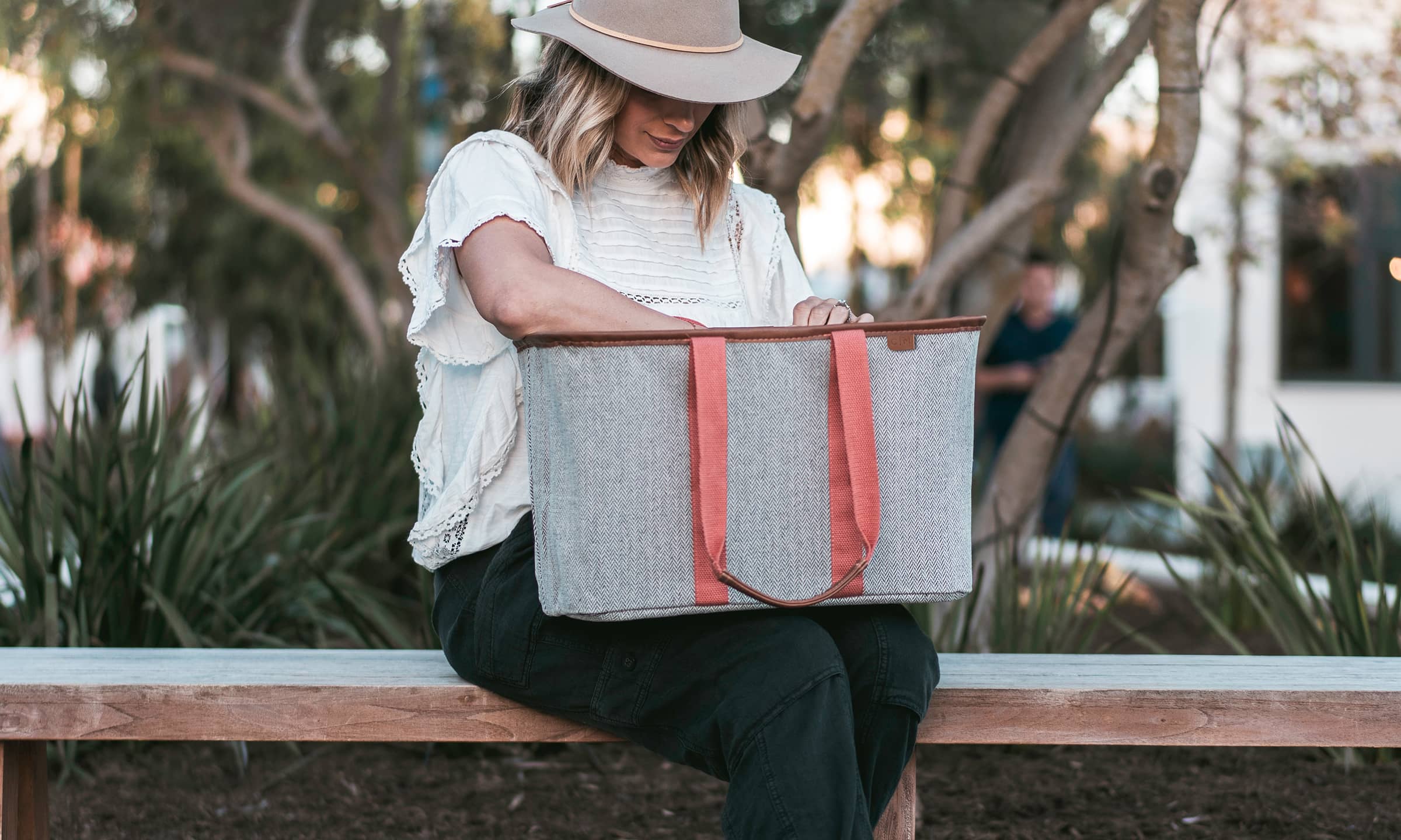 7002_LUXETote_2400x1440_Grid_2.jpg